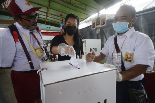 Unik, Petugas KPPS di Tangsel Memakai Seragam Sekolah