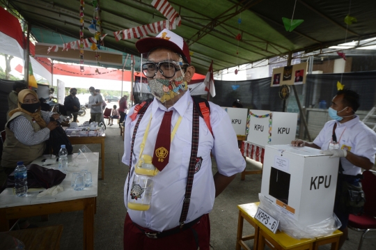 Unik, Petugas KPPS di Tangsel Memakai Seragam Sekolah