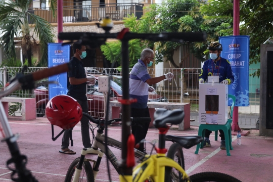 TPS Bernuansa Hobi Bersepeda dan Mobil Mini Hiasi Pemilihan Suara di Tangsel