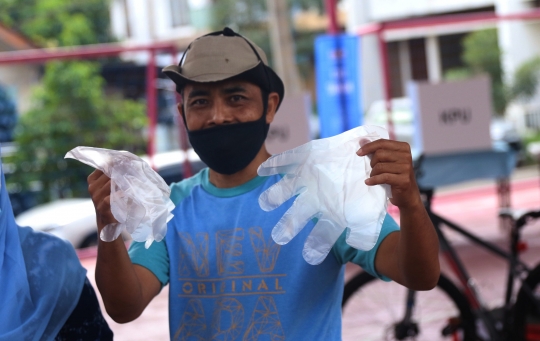 Pemilih Wajib Kenakan Sarung Tangan Saat Pencoblosan Suara di Pilkada Tangsel