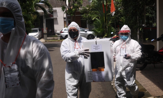 Bawa Kotak Suara, Petugas KPPS Berbaju Hazmat Datangi Warga yang Sakit