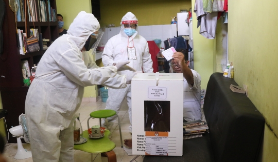 Bawa Kotak Suara, Petugas KPPS Berbaju Hazmat Datangi Warga yang Sakit