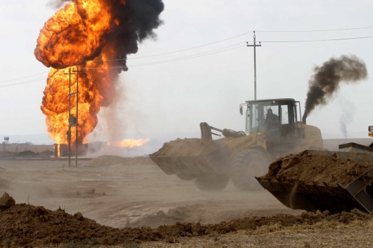 Dibom, Dua Sumur Minyak Irak Terbakar Hebat