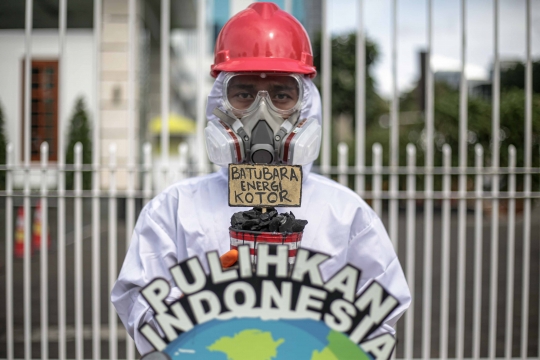 Aksi Aktivis Tolak Pembangunan PLTU Jawa 9 dan 10