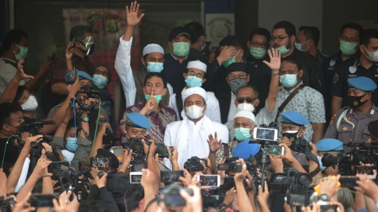 Penuhi Panggilan, Habib Rizieq Tiba di Polda Metro Jaya