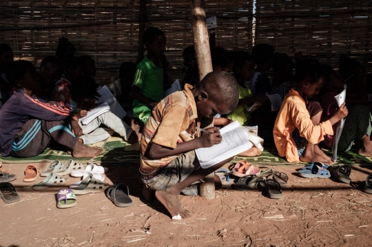 Nestapa Anak-Anak Korban Konflik Tigray Belajar di Tempat Seadanya
