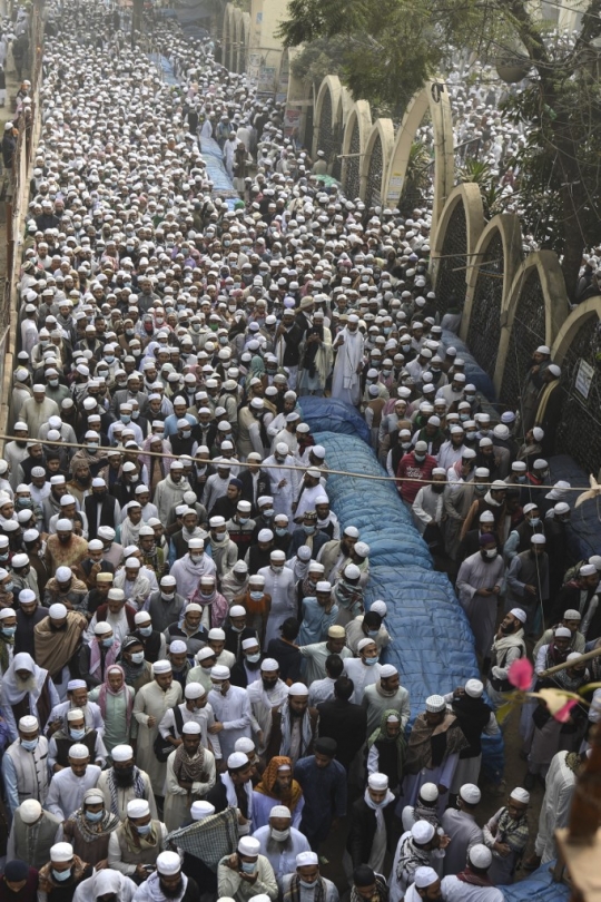 Lautan Muslim Bangladesh Iringi Pemakaman Tokoh Agama yang Terinfeksi Covid-19