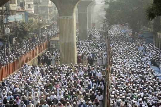 Lautan Muslim Bangladesh Iringi Pemakaman Tokoh Agama yang Terinfeksi Covid-19