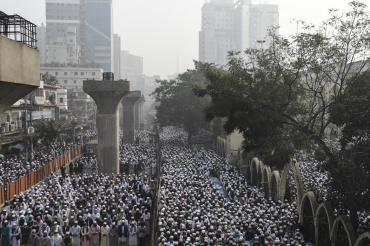 Lautan Muslim Bangladesh Iringi Pemakaman Tokoh Agama yang Terinfeksi Covid-19