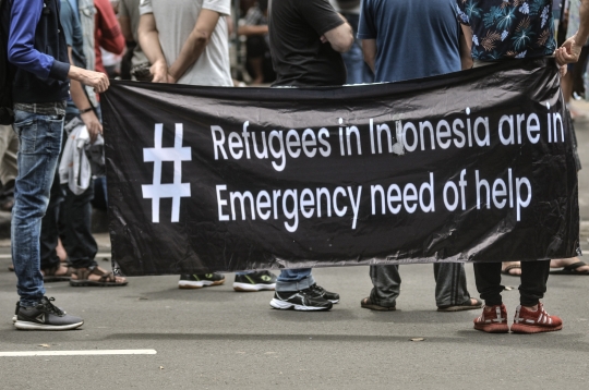 Aksi Pencari Suaka Bawa Peti Jenazah Saat Demo Kantor UNHCR