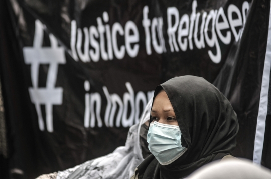 Aksi Pencari Suaka Bawa Peti Jenazah Saat Demo Kantor UNHCR