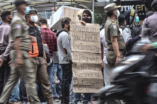 Aksi Pencari Suaka Bawa Peti Jenazah Saat Demo Kantor UNHCR