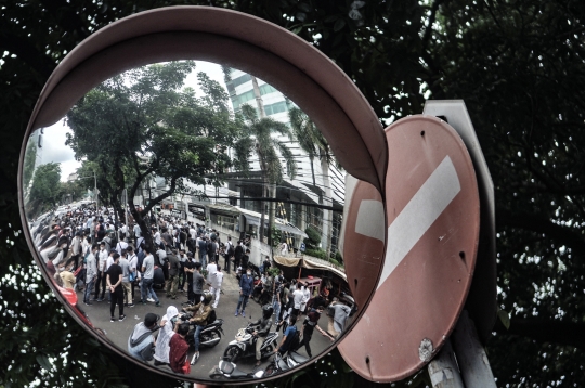 Aksi Pencari Suaka Bawa Peti Jenazah Saat Demo Kantor UNHCR