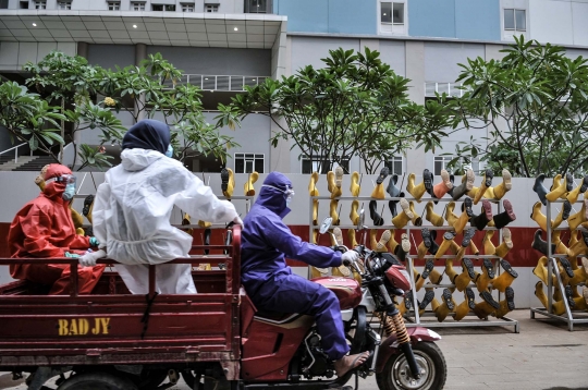 Kisah Tim Pencuci Sepatu Tenaga Medis Covid-19