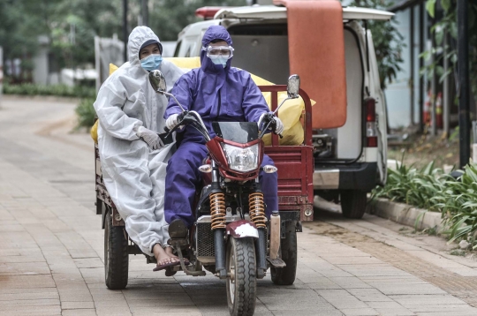 Kisah Tim Pencuci Sepatu Tenaga Medis Covid-19