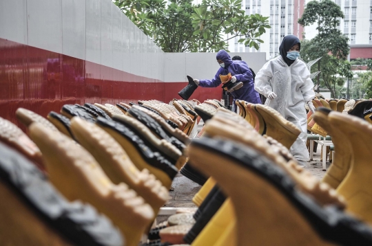 Kisah Tim Pencuci Sepatu Tenaga Medis Covid-19