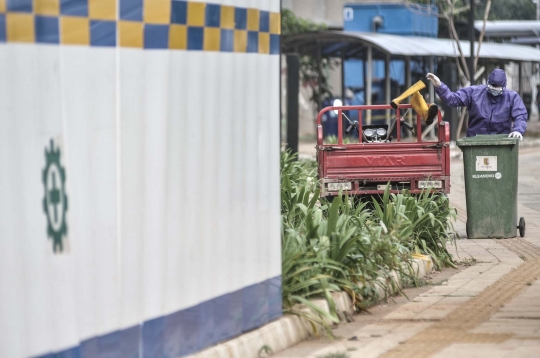 Kisah Tim Pencuci Sepatu Tenaga Medis Covid-19