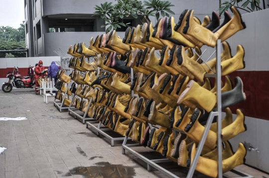 Kisah Tim Pencuci Sepatu Tenaga Medis Covid-19