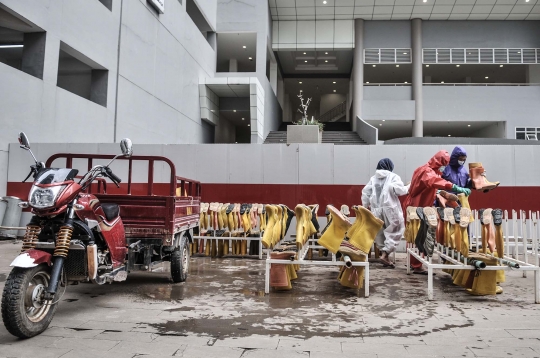 Kisah Tim Pencuci Sepatu Tenaga Medis Covid-19
