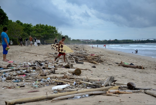 Tumpukan Sampah Cemari Pantai Kuta