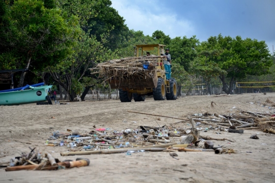 Tumpukan Sampah Cemari Pantai Kuta