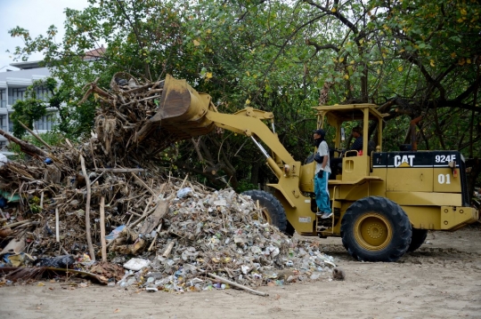 Tumpukan Sampah Cemari Pantai Kuta