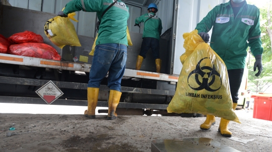 Menengok Proses Pengumpulan Sampah Limbah B3 di Gudang DLH Jakarta