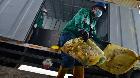 Menengok Proses Pengumpulan Sampah Limbah B3 di Gudang DLH Jakarta