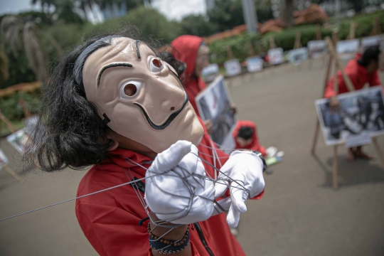 Aksi Teatrikal Aktivis Refleksikan Potret Indonesia di Tahun 2020