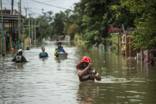 Banjir Rendam Puluhan Desa di Gresik