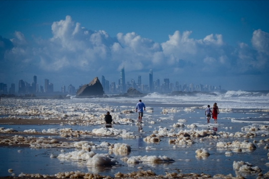 Dihantam Badai, Pantai di Australia Dipenuhi Busa