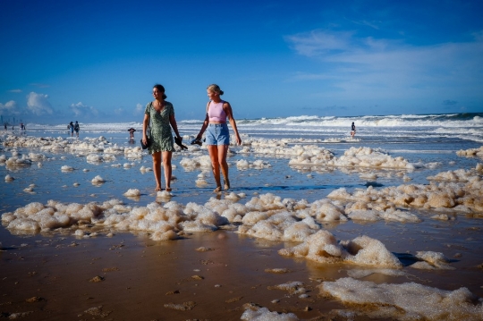 Dihantam Badai, Pantai di Australia Dipenuhi Busa