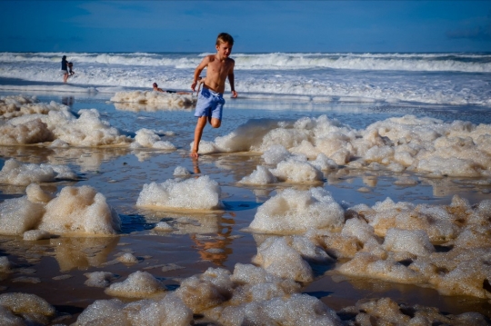 Dihantam Badai, Pantai di Australia Dipenuhi Busa