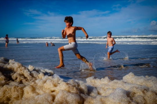 Dihantam Badai, Pantai di Australia Dipenuhi Busa