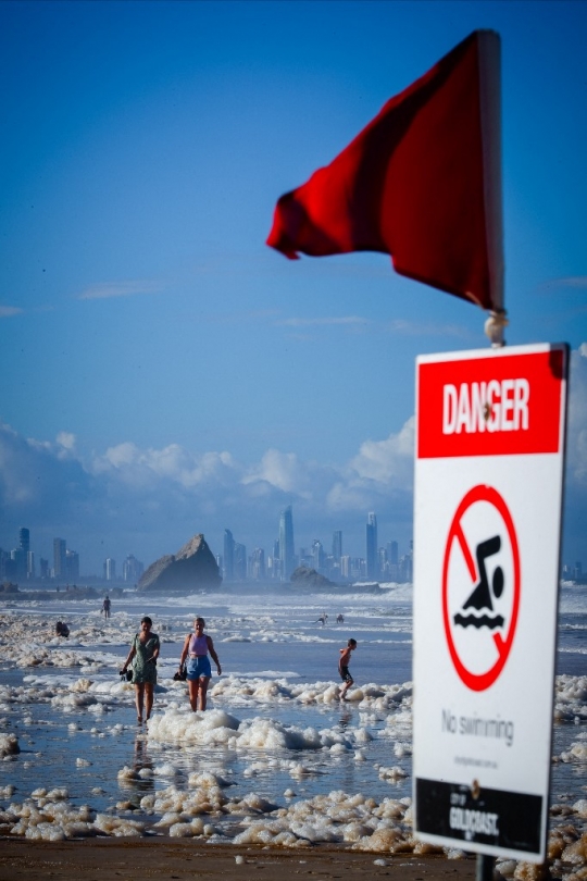 Dihantam Badai, Pantai di Australia Dipenuhi Busa