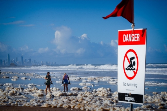 Dihantam Badai, Pantai di Australia Dipenuhi Busa