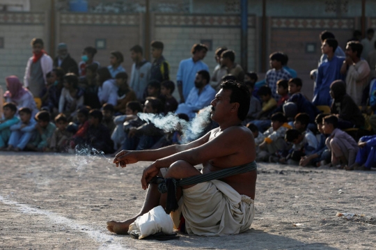 Aksi Pegulat Tradisional Pakistan