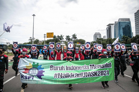 Aksi Buruh Tolak Omnibus Law di Patung Kuda