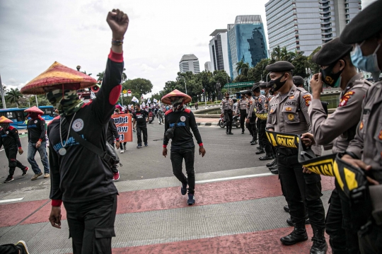 Aksi Buruh Tolak Omnibus Law di Patung Kuda