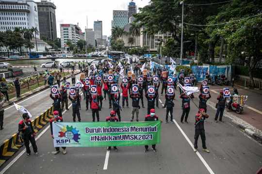 Aksi Buruh Tolak Omnibus Law di Patung Kuda