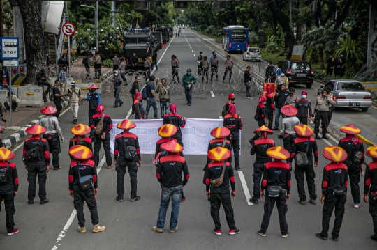 Aksi Buruh Tolak Omnibus Law di Patung Kuda