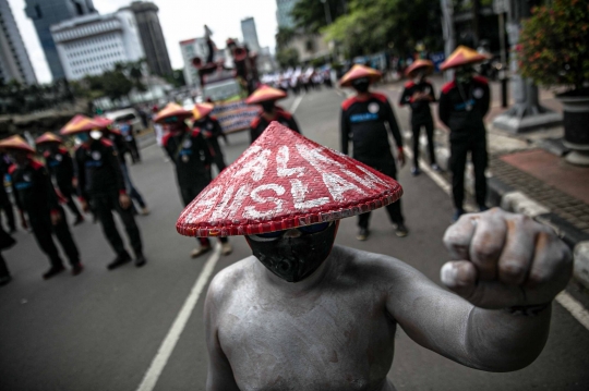 Aksi Buruh Tolak Omnibus Law di Patung Kuda