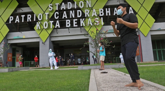 Kegiatan Pasien OTG Covid-19 di Stadion Patriot Chandrabhaga