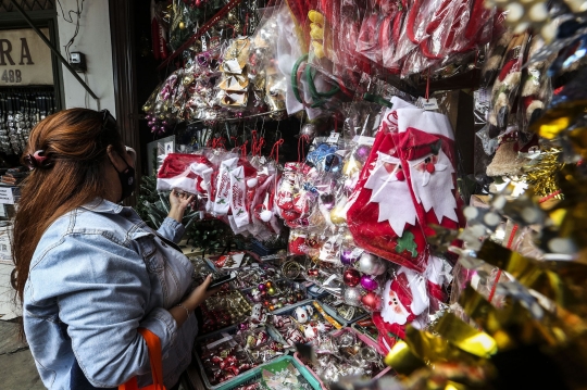 Pernak Pernik Natal di Pasar Asemka