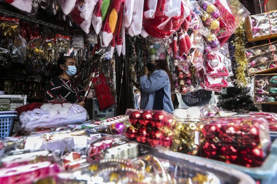 Pernak Pernik Natal di Pasar Asemka