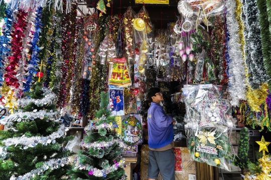 Pernak Pernik Natal di Pasar Asemka