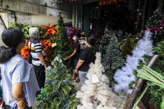 Pernak Pernik Natal di Pasar Asemka