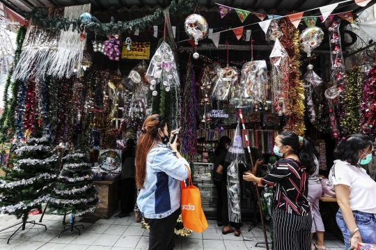 Pernak Pernik Natal di Pasar Asemka