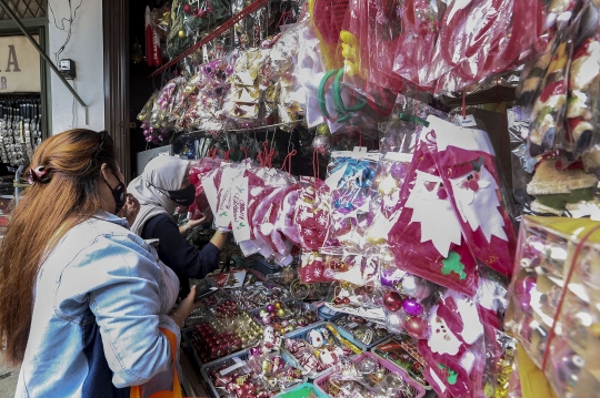 Pernak Pernik Natal di Pasar Asemka