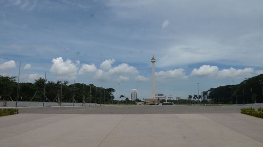 Belum Dibuka, Warga Berfoto di Balik Pagar Monas